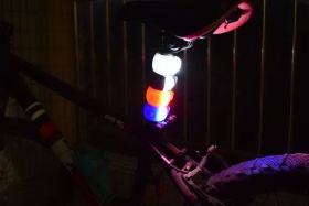 Передний фонарик в силиконовом чехле-крепеже